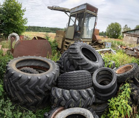 Foto de Neumáticos usados y desgastados - Imagen libre de derechos