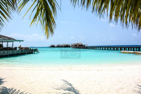 Foto de Hermosa playa tropical. vacaciones, viajes - Imagen libre de derechos