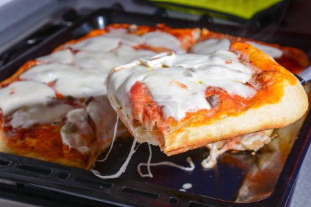 Téléchargez les photos : Pizza Margherita. savoureux plat italien - en image libre de droit