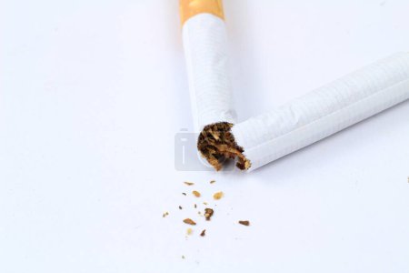 Foto de "Cigarrillo roto sobre fondo blanco. Dejar de fumar concepto." - Imagen libre de derechos