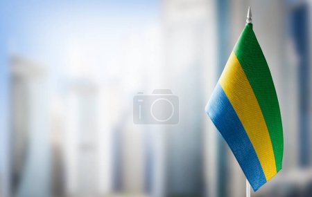 Téléchargez les photos : Un petit drapeau du Gabon sur fond de fond flou - en image libre de droit