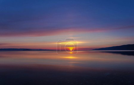 Téléchargez les photos : Paysage du lac au coucher du soleil - en image libre de droit