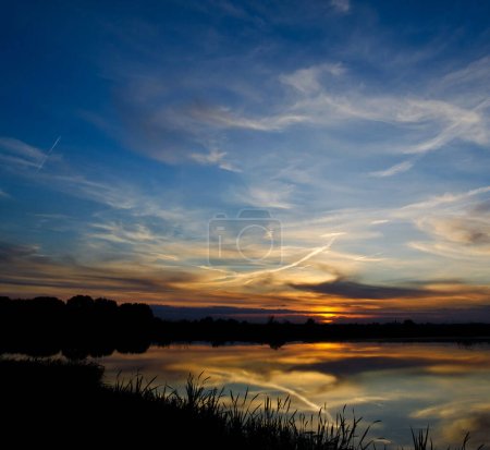 Foto de Paisaje del lago al atardecer - Imagen libre de derechos