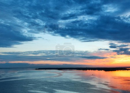 Téléchargez les photos : Paysage du lac au coucher du soleil - en image libre de droit
