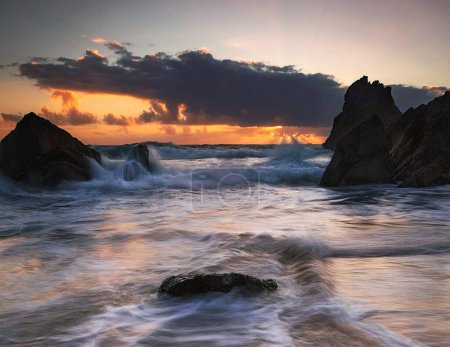 Foto de Paisaje al atardecer visto desde la orilla del océano en Portugal - Imagen libre de derechos