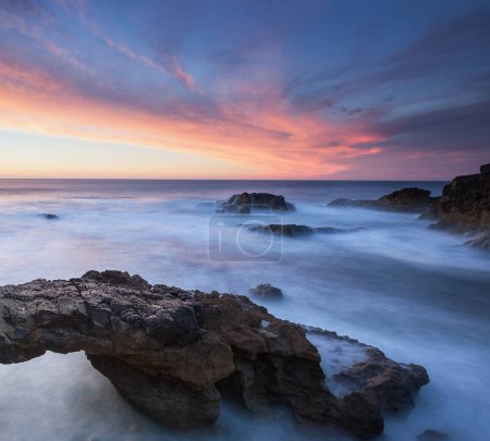 Foto de Paisaje al atardecer visto desde la orilla del océano en Portugal - Imagen libre de derechos