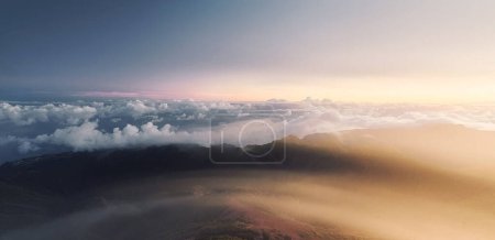 Téléchargez les photos : Vue du dessus des montagnes avec nuages en soirée, Portugal - en image libre de droit