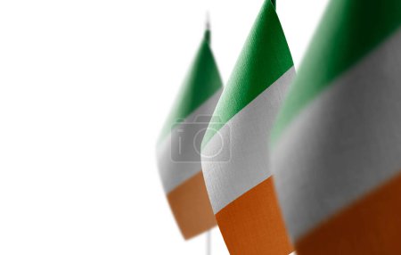 Téléchargez les photos : "Petits drapeaux nationaux de l'Irlande sur fond blanc" - en image libre de droit