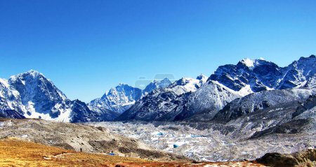 Téléchargez les photos : Vue fascinante sur les montagnes enneigées au Népal - en image libre de droit