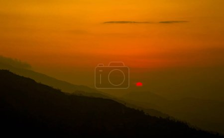 Foto de Pintoresco paisaje de montañas al atardecer, Nepal - Imagen libre de derechos