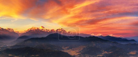 Téléchargez les photos : Paysage montagneux majestueux au coucher du soleil, Népal - en image libre de droit