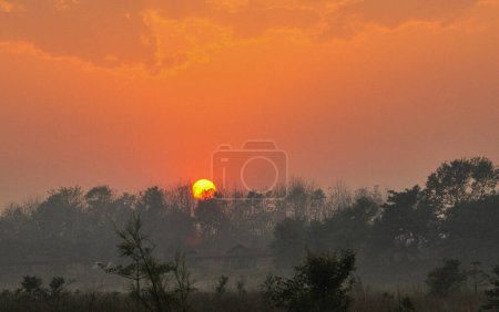 Téléchargez les photos : Fond naturel de la vue coucher de soleil lumineux, Népal - en image libre de droit