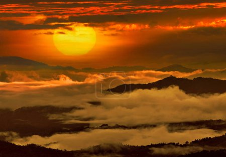Téléchargez les photos : Fond pittoresque de paysages montagneux majestueux au coucher du soleil, Népal - en image libre de droit