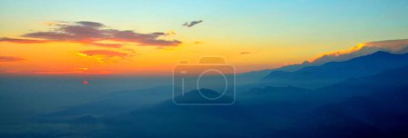 Téléchargez les photos : Paysage montagneux majestueux au coucher du soleil, Népal - en image libre de droit