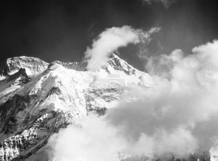 Foto de Fascinante vista de las montañas nevadas en Nepal - Imagen libre de derechos