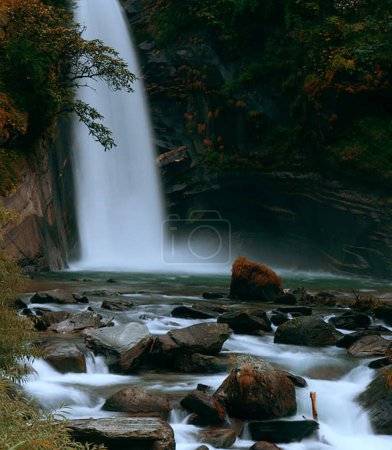 Téléchargez les photos : Cascade pittoresque dans les montagnes, Népal - en image libre de droit