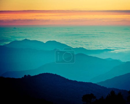 Téléchargez les photos : Fond naturel de paysages montagneux majestueux au coucher du soleil, Népal - en image libre de droit