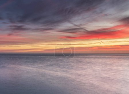 Téléchargez les photos : Plan panoramique de magnifique coucher de soleil sur la mer - en image libre de droit
