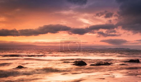 Téléchargez les photos : Paysage marin incroyable avec des rochers au coucher du soleil - en image libre de droit