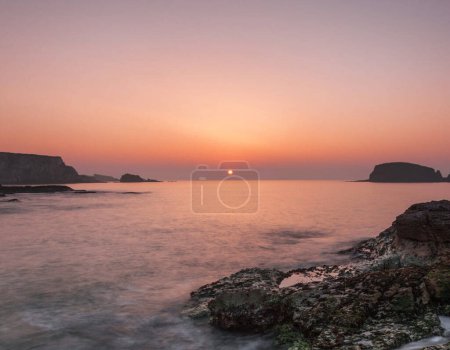 Foto de Increíble paisaje marino con rocas al atardecer - Imagen libre de derechos