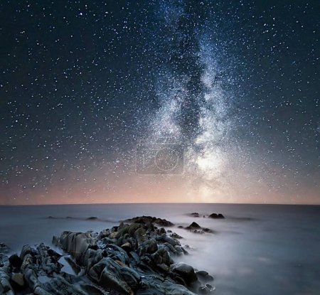 Foto de Magnífico paisaje costero con cielo estrellado, naturaleza de Irlanda. - Imagen libre de derechos