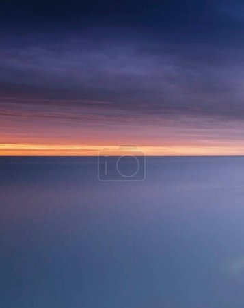 Foto de Paisaje costero durante la puesta del sol, vista del paisaje de Irlanda. - Imagen libre de derechos
