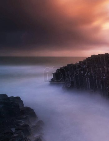 Foto de Pintoresco paisaje durante la puesta del sol, vista del paisaje de Irlanda. - Imagen libre de derechos