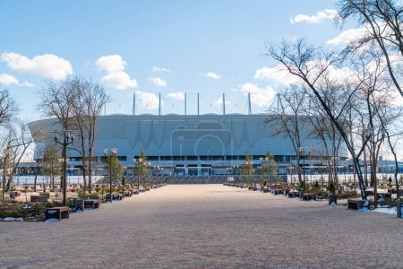 Téléchargez les photos : Stade de football arène sur le fond du ciel bleu - en image libre de droit