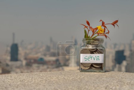 Foto de "La pila de monedas en botella de vidrio sobre fondo de paisaje urbano para el concepto de crecimiento y ahorro de dinero. " - Imagen libre de derechos