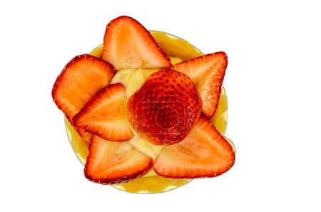 Téléchargez les photos : "Tarte aux fraises : Tarte au dessert française avec gros plan aux fraises isolée sur fond blanc. " - en image libre de droit