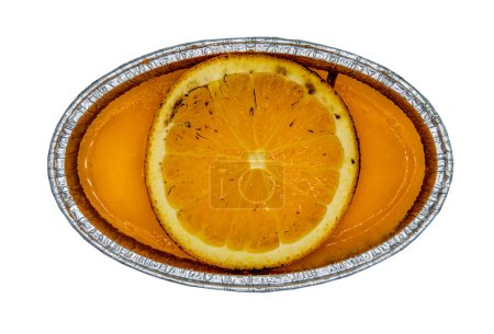 Téléchargez les photos : "Gâteau au fromage orange isolé sur fond blanc avec chemin de coupe." - en image libre de droit