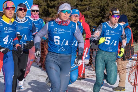 Foto de Atletas en la salida en el Campeonato Mundial de Invierno de Triatlón 2021 Andorra - Imagen libre de derechos