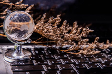 Téléchargez les photos : Globe de cristal en verre sur clavier d'ordinateur portable. - en image libre de droit