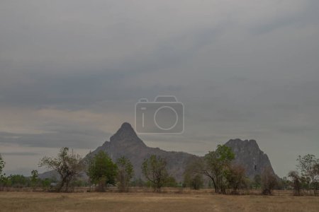 Foto de Hermosa vista de la montaña en Khao i bid o Khao e go en el distrito de Khao Yoi. - Imagen libre de derechos
