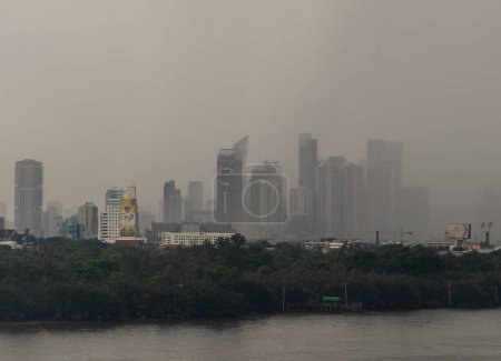 Téléchargez les photos : "PM 2.5 or Heavy smog was covered the Bangkok building the morning.There are air pollution under heavy cloud." - en image libre de droit