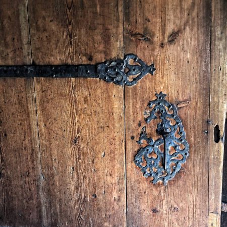 Foto de Cerradura metálica antigua en la puerta, siglo XVIII - Imagen libre de derechos