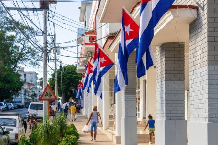 Téléchargez les photos : Drapeaux cubains dans la rue - en image libre de droit