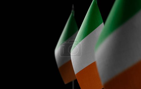 Téléchargez les photos : "Petits drapeaux nationaux de l'Irlande sur fond noir" - en image libre de droit