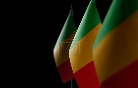 Téléchargez les photos : "Petits drapeaux nationaux du Mali sur fond noir" - en image libre de droit