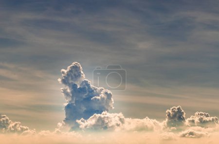Téléchargez les photos : "Beau ciel bleu avec fond nuageux.Ciel nuages, Ciel avec nuages météo nature nuage bleu. " - en image libre de droit