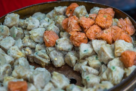 Téléchargez les photos : "'Shumai'  a 'Dim Sum' Chinese traditional steamed dumplings food with shrimp and pork inside." - en image libre de droit