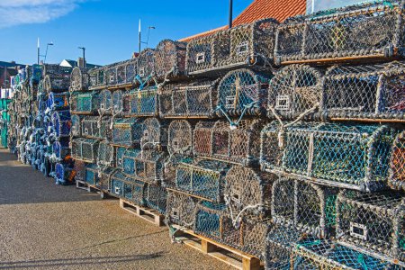 Téléchargez les photos : Pots de homard empilés sur un quai portuaire - en image libre de droit