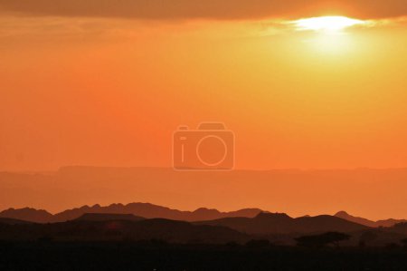 Téléchargez les photos : Vue panoramique sur le coucher de soleil paisible sur les montagnes, Jordanie - en image libre de droit