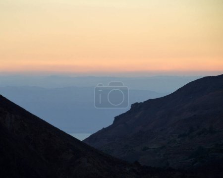 Téléchargez les photos : Coucher de soleil paisible dans les montagnes, Jordanie - en image libre de droit