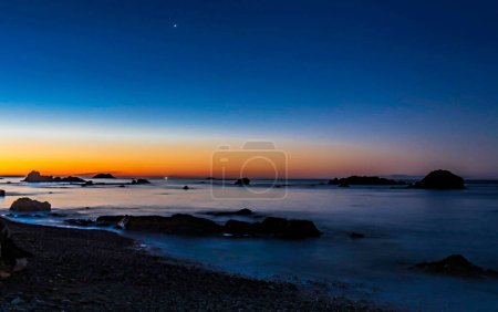 Téléchargez les photos : Scène majestueuse de coucher de soleil au bord de la mer rocheuse, Jordanie - en image libre de droit
