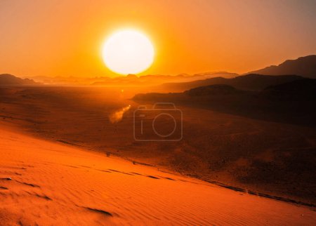 Foto de Pintoresco paisaje de puesta de sol sobre las montañas, Jordania - Imagen libre de derechos
