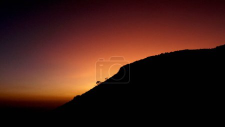 Téléchargez les photos : Coucher de soleil paisible dans les montagnes, Jordanie - en image libre de droit