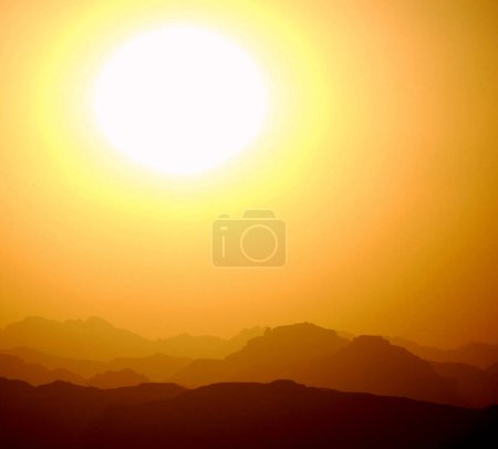 Téléchargez les photos : Scène naturelle de coucher de soleil sur les montagnes, Jordanie - en image libre de droit