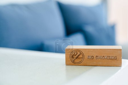 Téléchargez les photos : "Panneau non fumeur écrit sur panneau de bois." - en image libre de droit