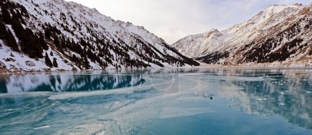 Téléchargez les photos : Contexte de rivière propre dans les montagnes, Kazakhstan - en image libre de droit